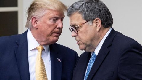 El presidente Donald Trump y el fiscal general, William Barr, a quien éste mencionó durante su llamada al presidente de Ucrania, Vladímir Zelenski.