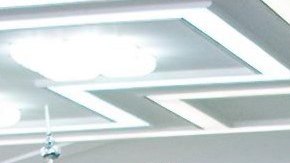 El rey Salman bin Abdulaziz al-Saud seguido por Abdel Aziz al-Fagham (Centro).