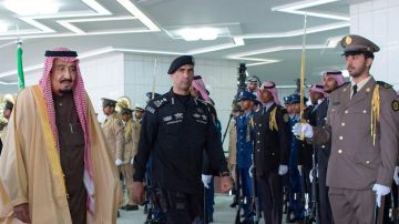El rey Salman bin Abdulaziz al-Saud seguido por Abdel Aziz al-Fagham (Centro).