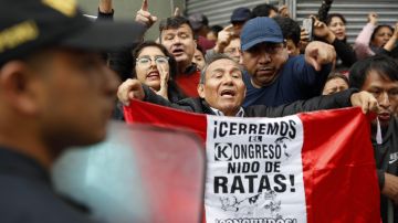Protestas en Perú pidiendo el cierre del Congreso.
