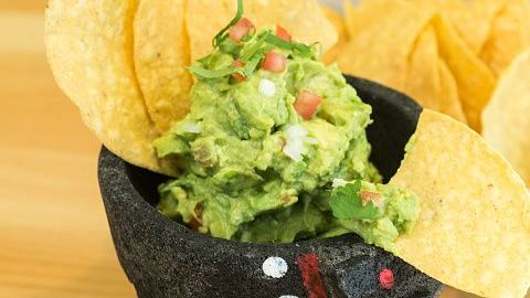 El guacamole es rico en nutrientes, destaca por su contenido en ácidos Omega 3 y contiene grasas saludables. Es un manjar que llena de vida todo tipo de platillos mexicanos.