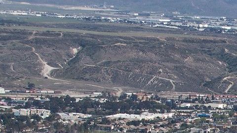 El Sistema de Infraestructura Fronteriza en San Diego es el primer ejemplo del costoso muro.