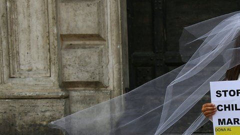 "Detengan el matrimonio infantil", dice esta niña vestida de novia en una protesta en contra.