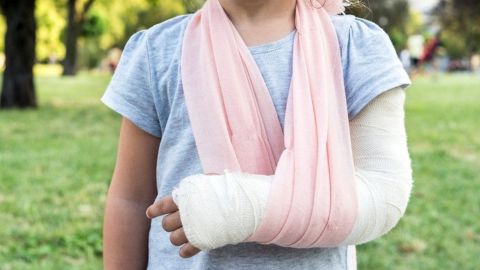 Cuando la doctora quitó el yeso vio que el dedo (ennegrecido) no era de la mano.