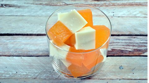 El consumo de gelatina facilita la digestión, por lo que esta altamente recomendado consumirla después de las comidas principales, ayuda a que se asimilen mejor los nutrientes  y su consumo combate el estreñimiento y episodios de reflujo. 