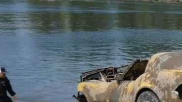 Además de este Corvette amarillo, se encontró un Beetle y un Jaguar