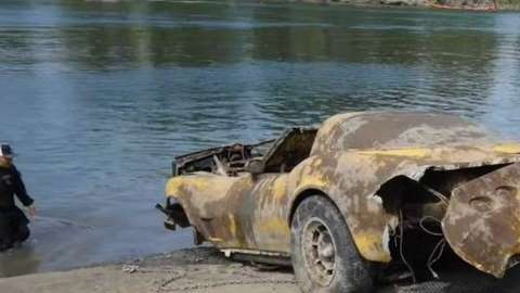 Además de este Corvette amarillo, se encontró un Beetle y un Jaguar