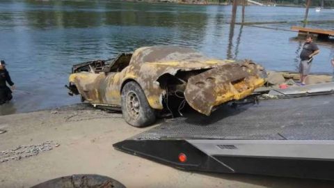 Además de este Corvette amarillo, se encontró un Beetle y un Jaguar