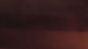 El conductor del camión quedó atrapado dentro de la cabina en llamas.