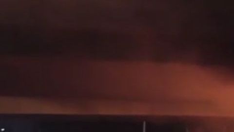 El conductor del camión quedó atrapado dentro de la cabina en llamas.