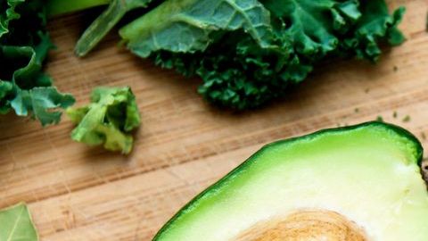 El consumo de aguacate esta indicado como un potente antiinflamatorio de articulaciones, sobre todo en casos de artritis, ya que repara los cartílagos gracias a sus ácidos benéficos y vitaminas E.