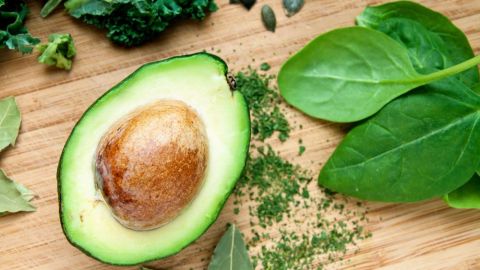 El consumo de aguacate esta indicado como un potente antiinflamatorio de articulaciones, sobre todo en casos de artritis, ya que repara los cartílagos gracias a sus ácidos benéficos y vitaminas E.