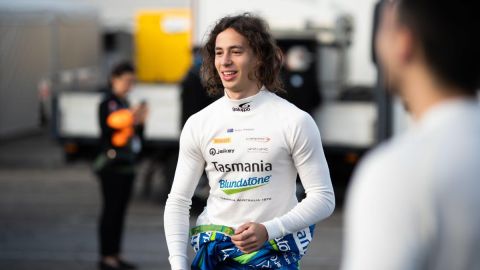 El piloto Alex Peroni salió volando de la pista y resultó ileso