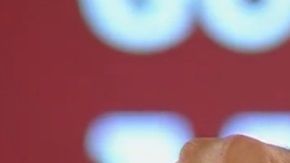 AMLO muestra la cámara que halló en Palacio Nacional
