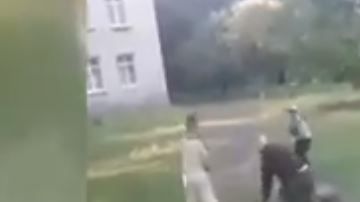 Los menores golpean al anciano con una pala en la cabeza.