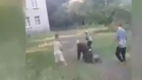 Los menores golpean al anciano con una pala en la cabeza.