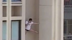 Hombre se desploma de rascacielos.