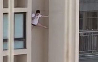 Hombre se desploma de rascacielos.