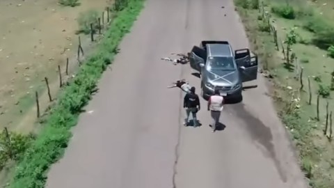 Las autodefensas pelean contra narcotraficantes sin darles tregua.