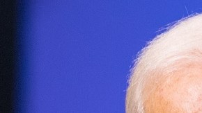 El ex vice presidente Joe Biden y los senadores Bernie Sanders y Elizabeth Warren