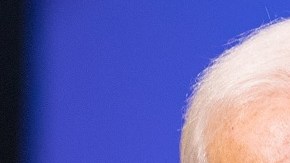 El ex vice presidente Joe Biden y los senadores Bernie Sanders y Elizabeth Warren