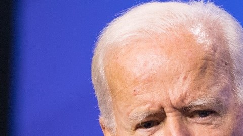 El ex vice presidente Joe Biden y los senadores Bernie Sanders y Elizabeth Warren