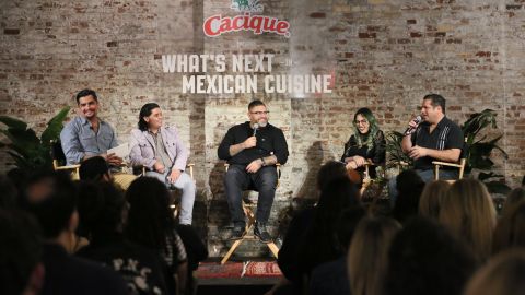 Conducido por el chef Aarón Sánchez (izq),  el panel  incluyó a la chef Claudette Zepeda, el Chef Thomas Ortega, Bill Esparza, autor y escritor de comida, y al mixólogo Alex Valencia./Cortesía Cacique Inc.