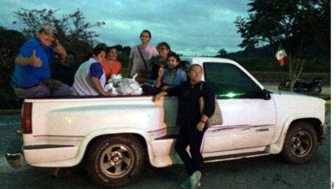 Las mujeres brindan alimentos a los migrantes indocumentados.