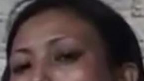 En el video se ve cómo trata al animal con crueldad.