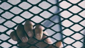 Fotografía de archivo de un hombre en prisión.