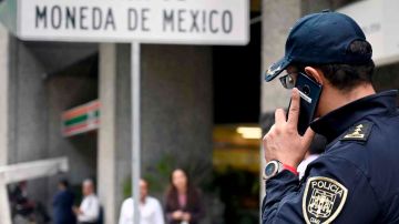 Un policía en las afueras de la Casa de la Moneda en la Ciudad de México, después del robo del 6 de agosto.