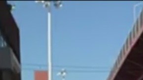 La bicicleta quedó atascada en las ruedas del camión