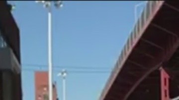 La bicicleta quedó atascada en las ruedas del camión