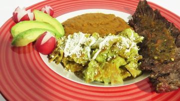 Existen diferentes versiones para preparar esta auténtica receta mexicana, es un platillo versátil que se acopla a todos los gustos. Pueden servirse con salsa verde, roja, mixta, mole y con tus guarniciones favoritas.