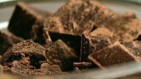 El cacao crudo se conoce como una píldora para la salud, debido a su alto contenido en nutrientes esenciales como vitaminas, minerales, fibra y polifenoles. Es uno de los alimentos con mayor concentración de antioxidantes, por ello sus grandes bondades para la salud