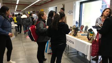 Asistentes reciben información durante la V Feria de Servicios del Consulado de Colombia, celebrada en octubre de 2018.