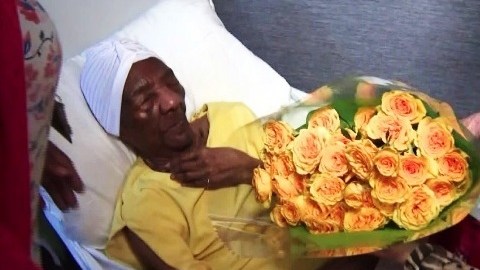 Un gran ramo de rosas para la dama centenaria