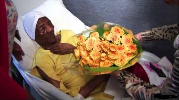 Un gran ramo de rosas para la dama centenaria