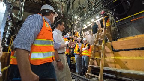 El gobernador Andrew Cuomo revisó el tramo finalizado del túnel Canarsie, vía a Manhattan.