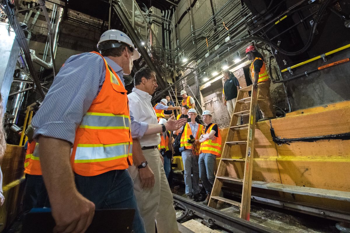 El gobernador Andrew Cuomo revisó el tramo finalizado del túnel Canarsie, vía a Manhattan.