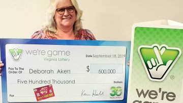 Deborah Akers con su premio de la lotería.