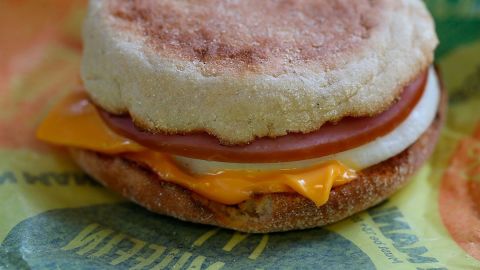 Ofrecer hamburguesas en las mañanas podría afectar la calidad del servicio.