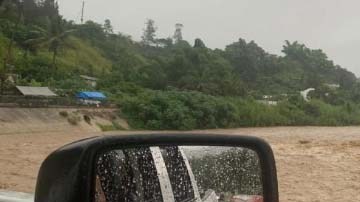 La foto, suministrada por el Municipio de Jayuya, muestra el nivel del Río Grande en el puente Caricaboa.