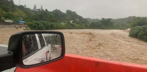La foto, suministrada por el Municipio de Jayuya, muestra el nivel del Río Grande en el puente Caricaboa.