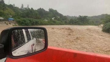 La foto, suministrada por el Municipio de Jayuya, muestra el nivel del Río Grande en el puente Caricaboa.