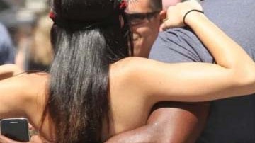 Las mujeres en bikini en Times Square posan semidesnudas con turistas a cambio de dinero.