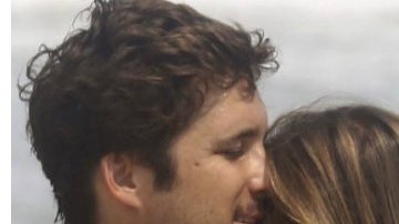 Diego Boneta y Mayté Rodríguez en la playa.