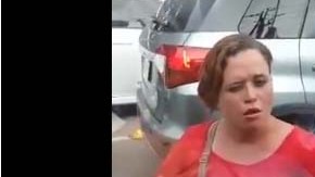 La mujer circula por la capital dominicana.