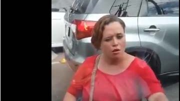 La mujer circula por la capital dominicana.