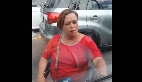 La mujer circula por la capital dominicana.